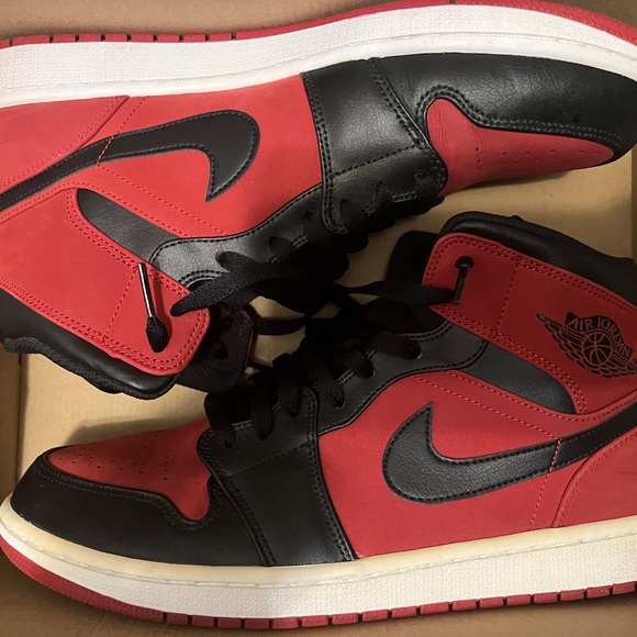 Nike Air Jordan 1 Retro Mid PS 'Gym Red'
 554724-610 - Picture 2 of 10